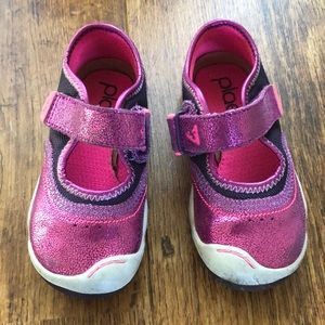 Plae tennis shoes